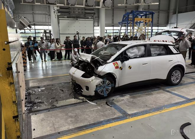 有必要 广汽埃安专门给大家撞了几台车pg电子中国为了证明“超标”的安全(图1)
