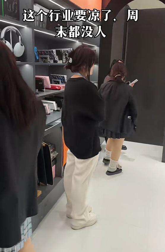 开网咖开业后顾客没几个很心塞：实体店好难