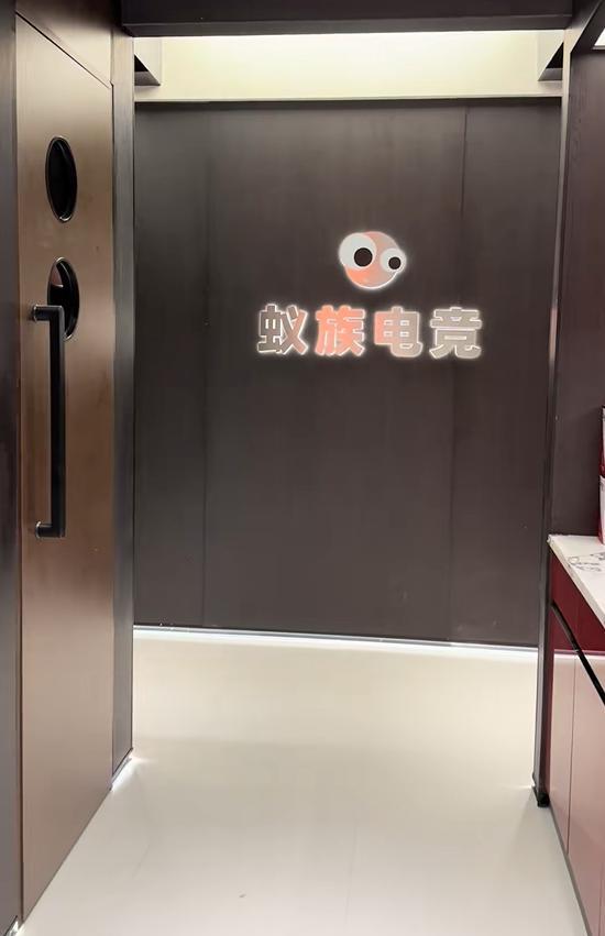 开网咖开业后顾客没几个很心塞：实体店好难pg电子试玩网站免费38岁男子投资几十万(图2)